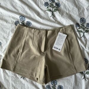 NWT. lululemon Utilitech Relaxed Fit HR Short 3.5”